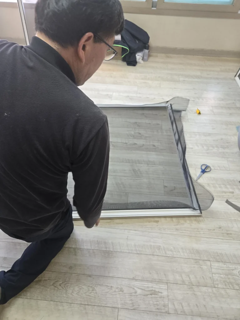 방충망 교체 실습 장면 1