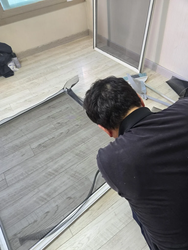 방충망 교체 실습 장면 2