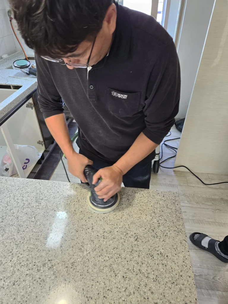 집수리 손기술 실습 장면 2