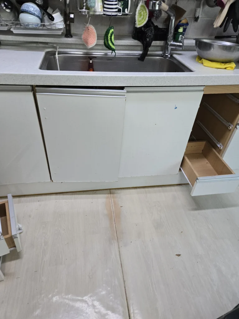 싱크대 수리 실전기술 실습 장면 2